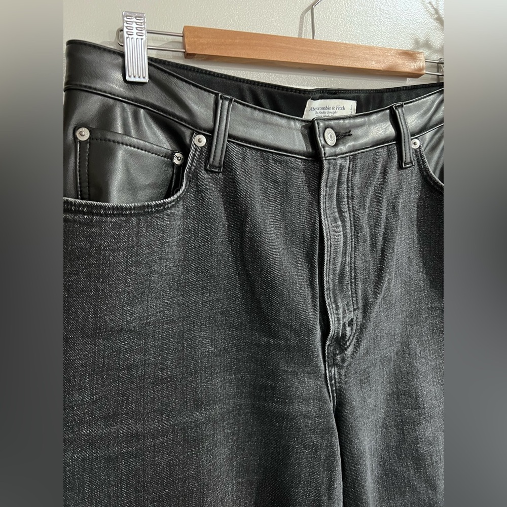 Abercrombie Curve Love ultra high rise
Ankle Straight black leather jeans 33 - Picture 4 of 10